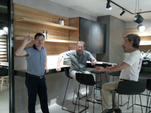 圖1.5-在新展廳現(xiàn)場(chǎng)交流.jpg