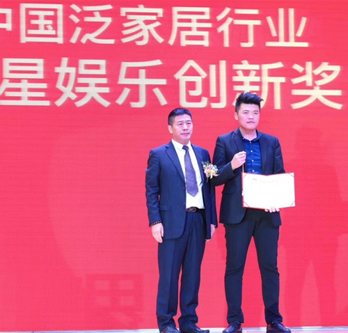 各企業(yè)代表上臺(tái)接受頒獎(jiǎng)1.3.jpg